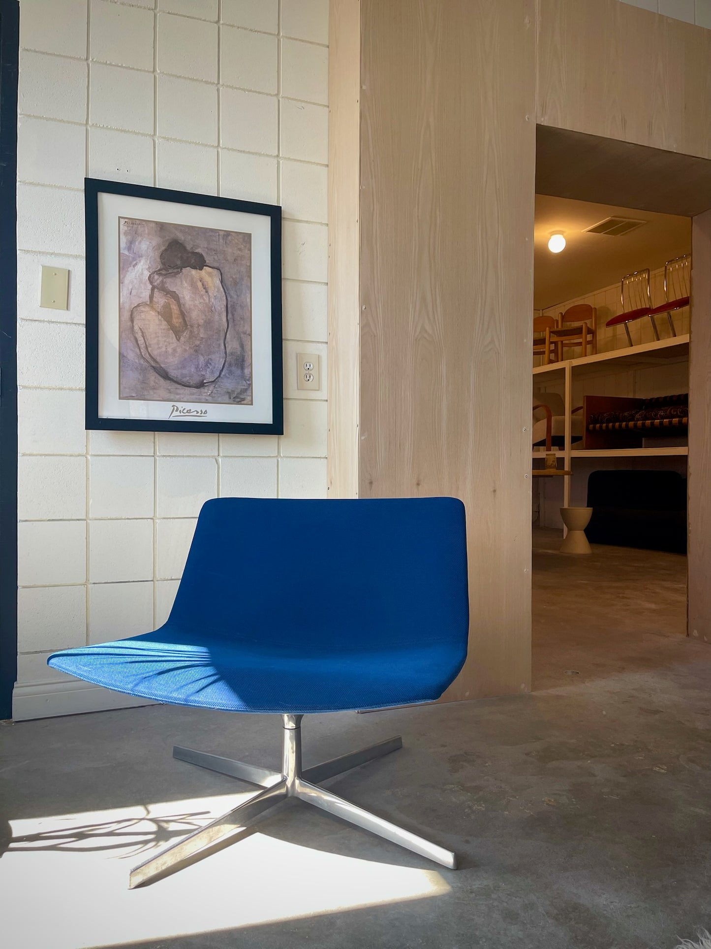 Catifa 80 pedestal base lounge chair