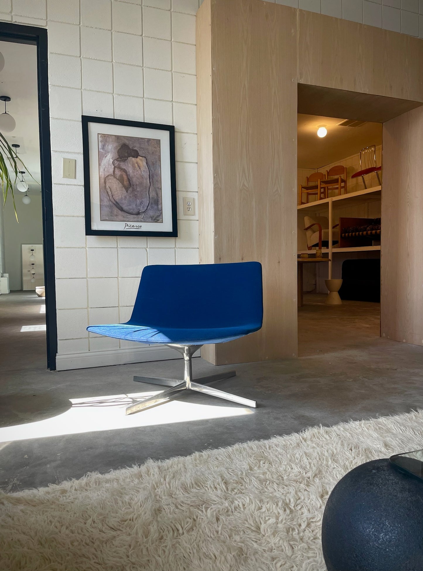 Catifa 80 pedestal base lounge chair